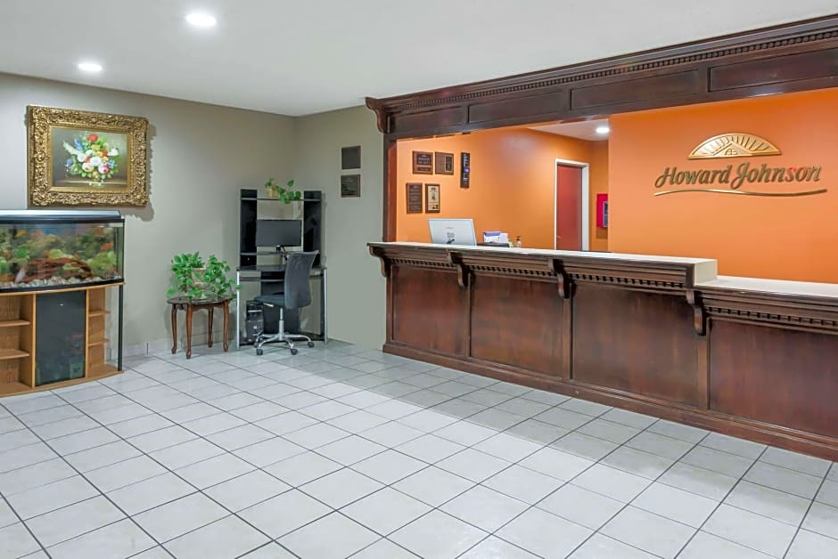 Howard Johnson by Wyndham Iowa LA