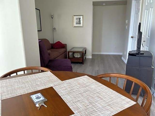 1BD+Den condo, with free parking in Downtown!