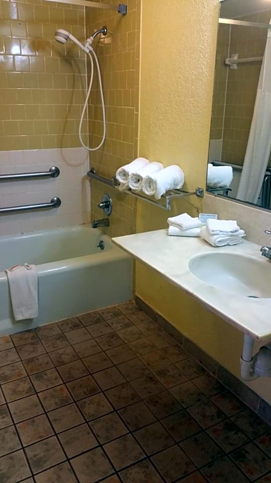 Days Inn by Wyndham Cocoa Cruiseport West At I-95/524