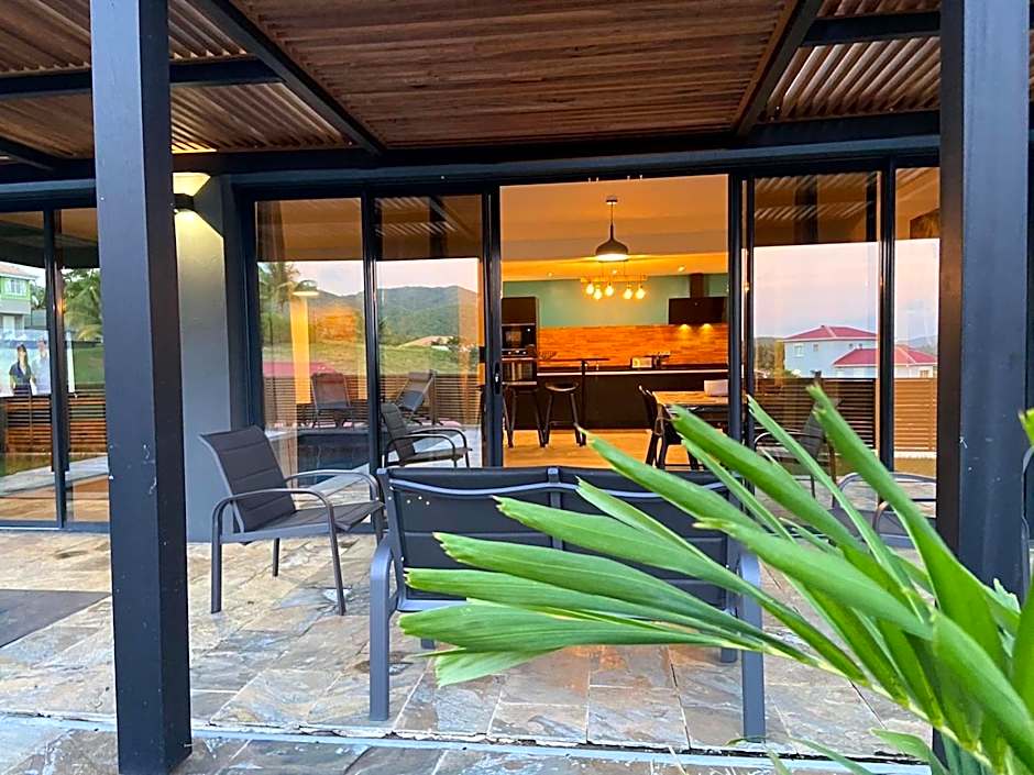 Villa Passion Cannelle de standing avec sa piscine vue mer