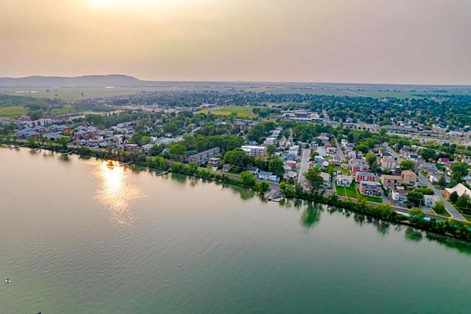 Nice River & Mountain View+4 Beds+Free parking