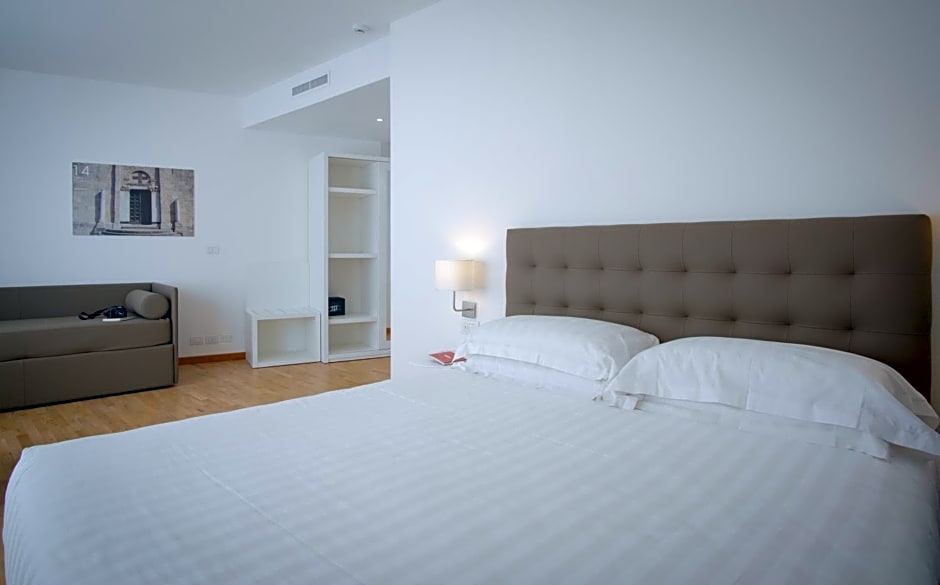Mistral2 Hotel