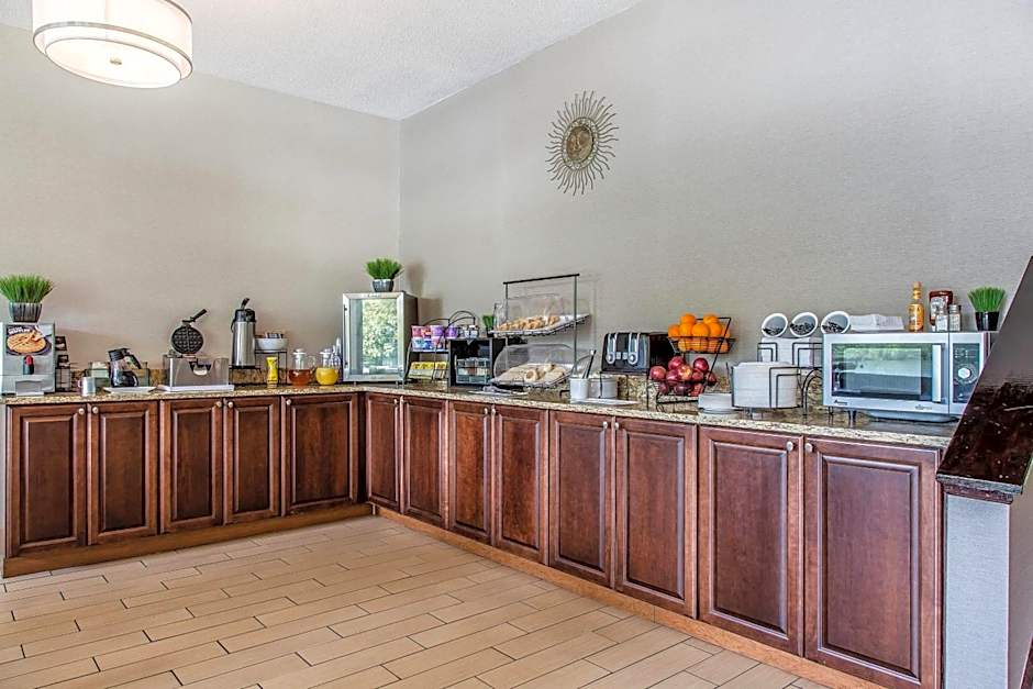 The Black Swan Lee - Lenox, an Ascend Collection Hotel