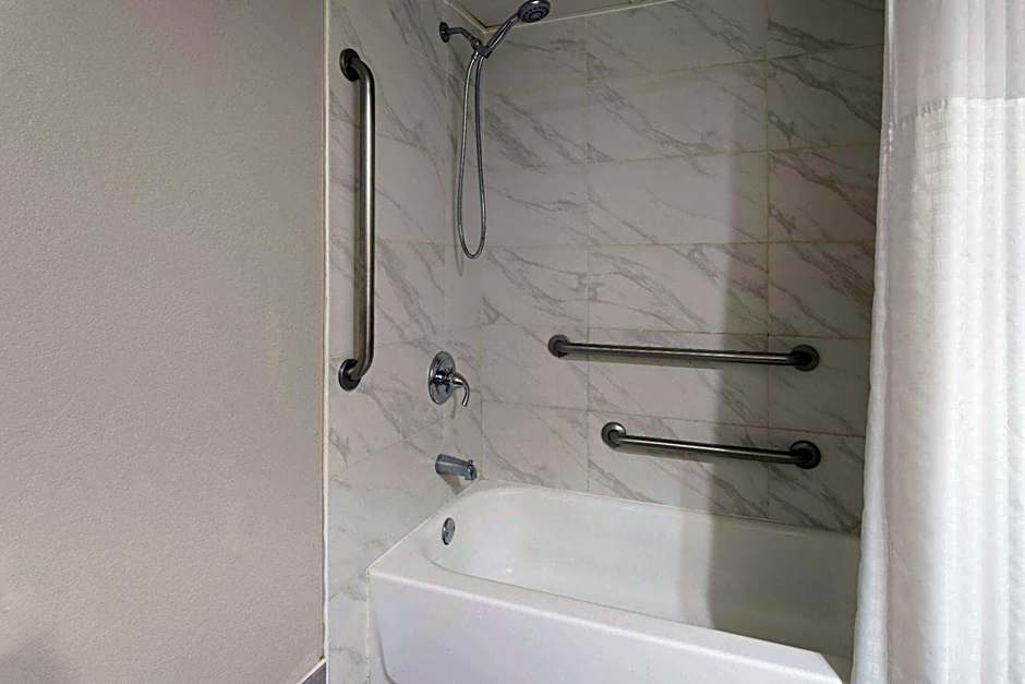 Days Inn & Suites by Wyndham Albany