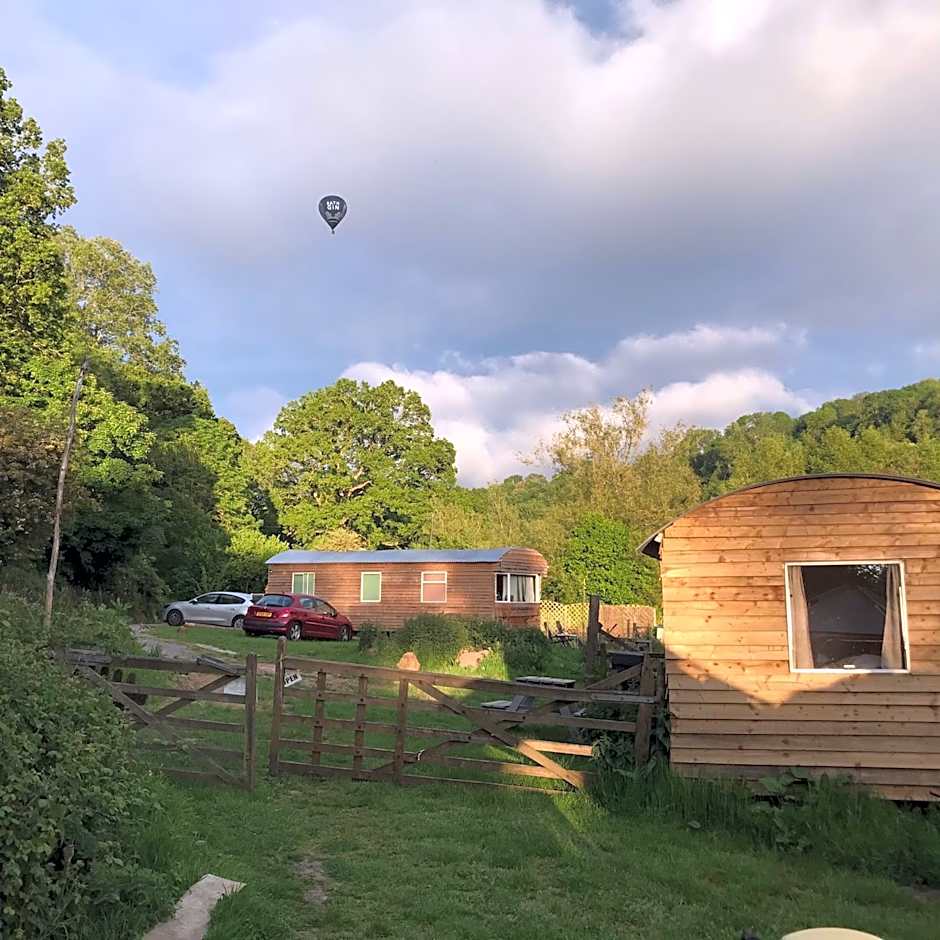 Shepherds Huts Ham Hill, 2 double beds, Bathroom, Lounge, Diner, Kitchen, LOVE dogs & Cats Looking out to lake and by Ham Hill Country Park plus parking for large vehicles available also great deals on workers long term This is the place to relax and BBQ