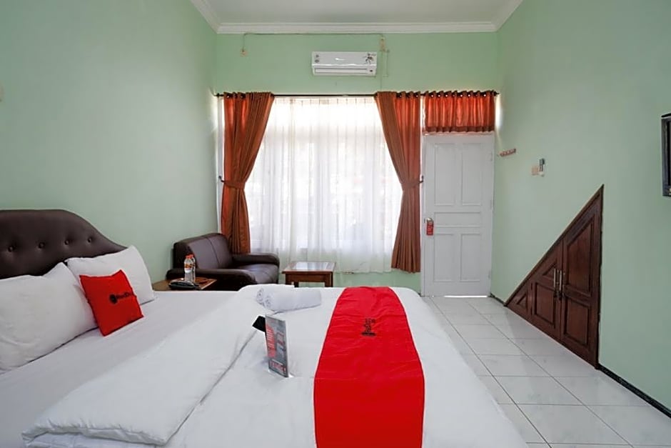 RedDoorz Plus near Stadion Wijaya Kusuma