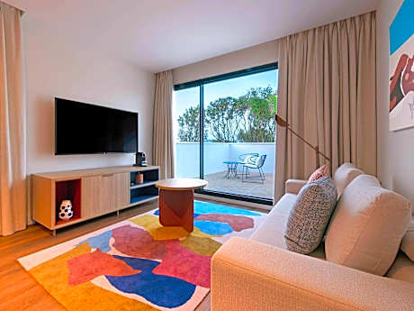 SO LOFTY, 1 King Bed, Living Room, Signature Ba thtub And Bay Window, Terrace