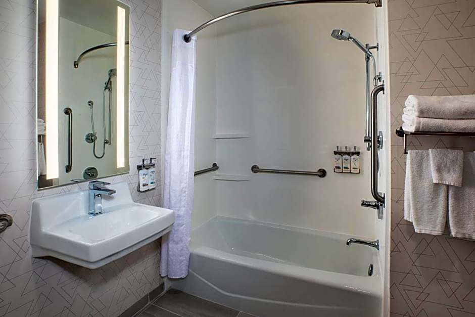 Holiday Inn Express Hotel & Suites Youngstown North-Warren/Niles By IHG