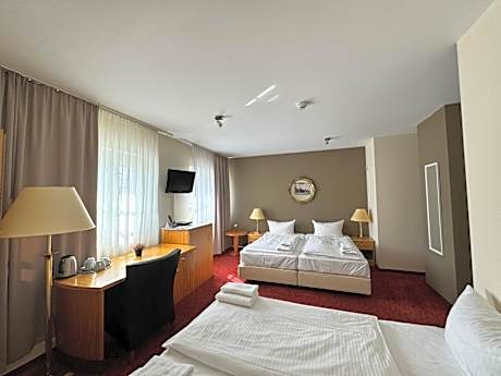 Family Room (3 Adults)