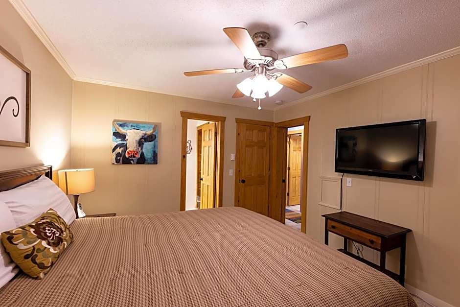 Sunsets at Summit 108b, free WI-FI, parking and AC