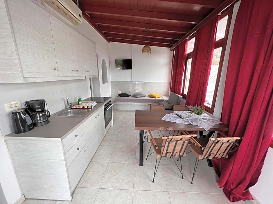 Birds Villa Apartments with Heated Pool - Including Car and Breakfast