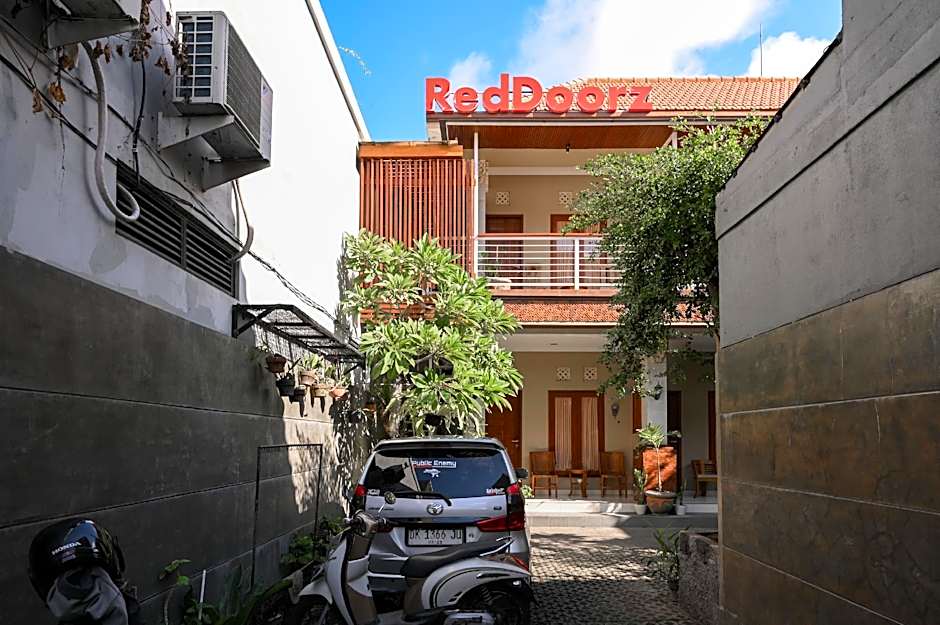 RedDoorz near Mertasari Beach 2