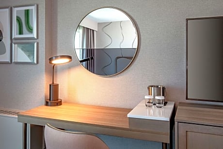 Queen Room with Roll-In Shower - Disability Access