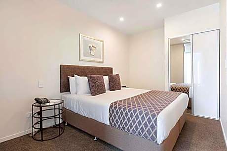 One-Bedroom King Suite - Non-Smoking