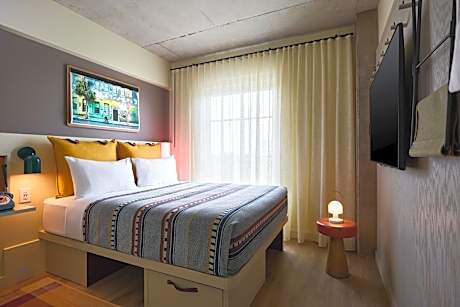 Flying Solo Queen Room with Tub - Mobility Accessible