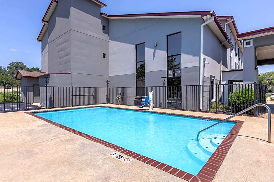 Red Roof Inn & Suites Clinton, MS