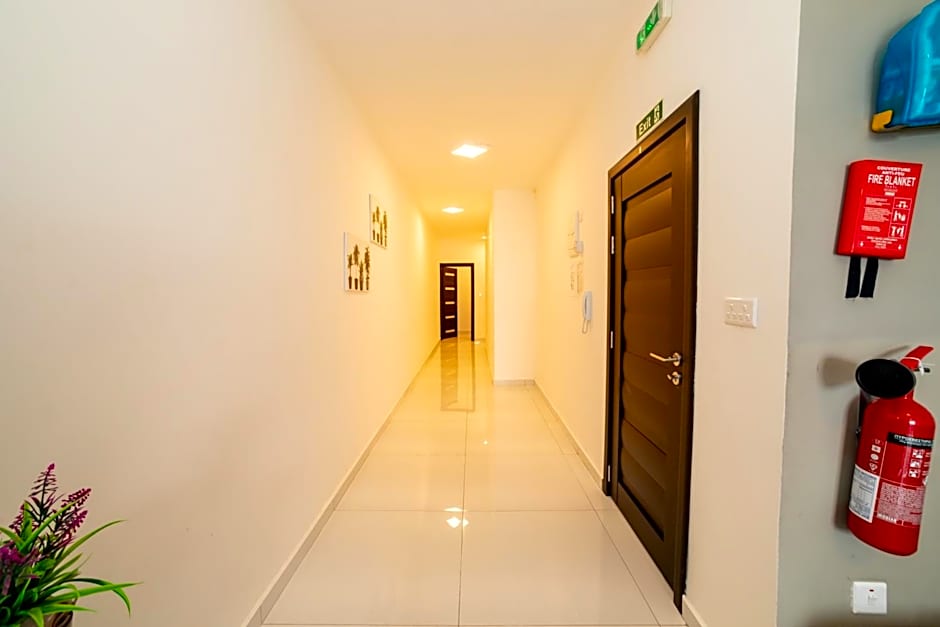 Spacious 2BR Apartment with Terrace - by HostMT