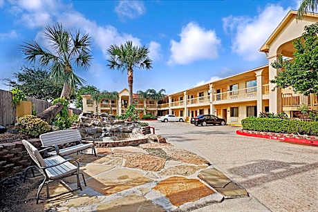 Super 8 by Wyndham Houston Hobby Airport South