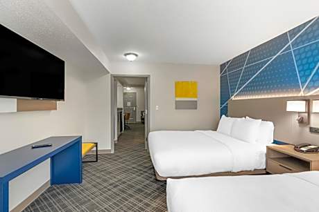 Quadruple Room with Two Queen Beds and Tub - Disability Access/Non Smoking
