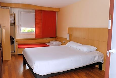 Standard Room with One Double Bed and One Single Bed