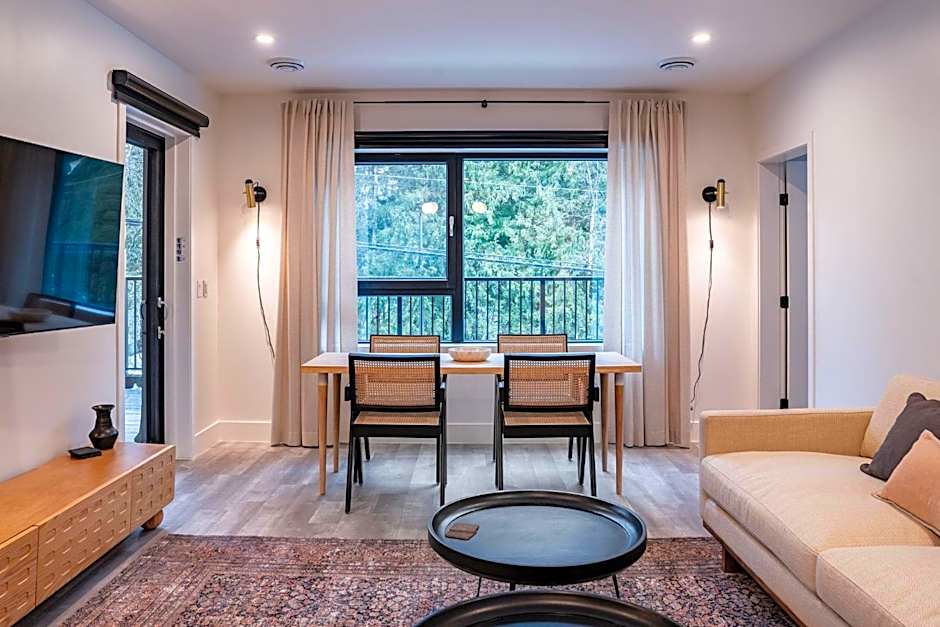 Snow & Swing Getaway - Three Bedrooms with Hot Tub (Stay Revy)