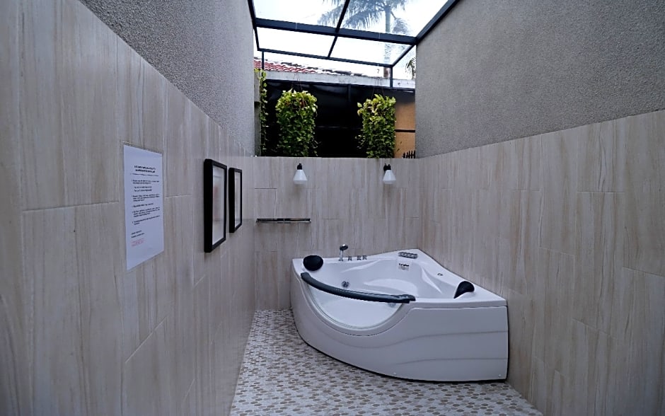 RedDoorz Premium near RS Pondok Indah La Maison