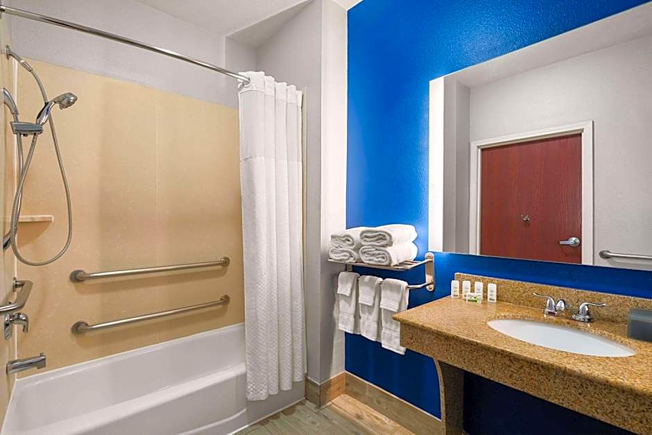 La Quinta Inn & Suites by Wyndham Denton - University Drive