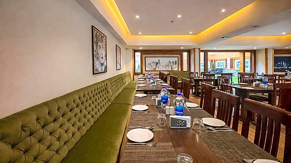 Yashshree Sanderling Mall Road