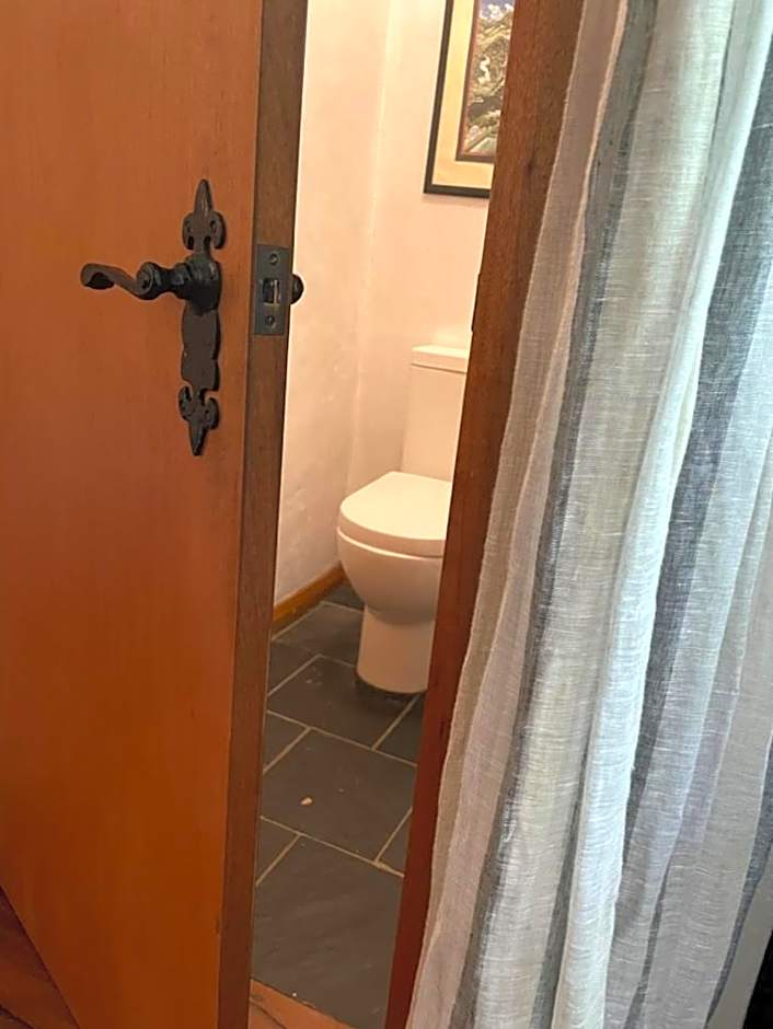 Tomah Retreat - Studio CHILL with fireplace and clawfoot bath