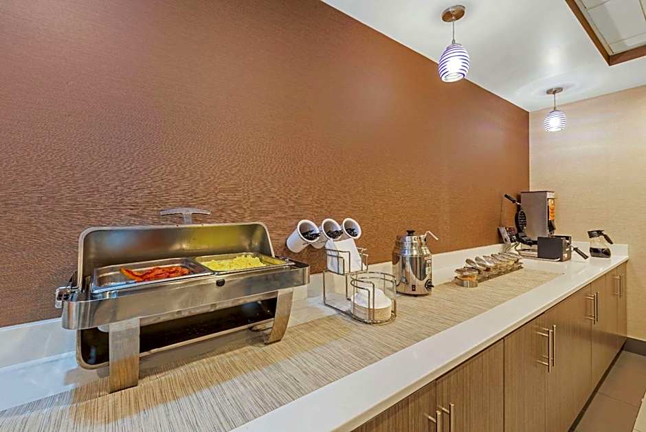 La Quinta Inn &amp; Suites by Wyndham Jamestown, NY-Downtown