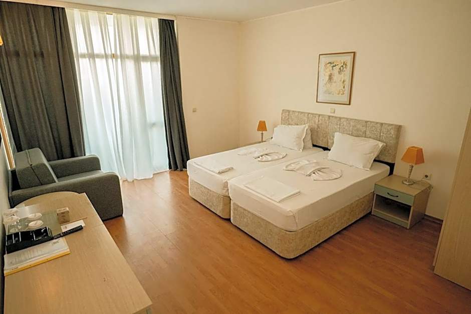 Grand Hotel Nirvana - All Inclusive & Free Beach Access