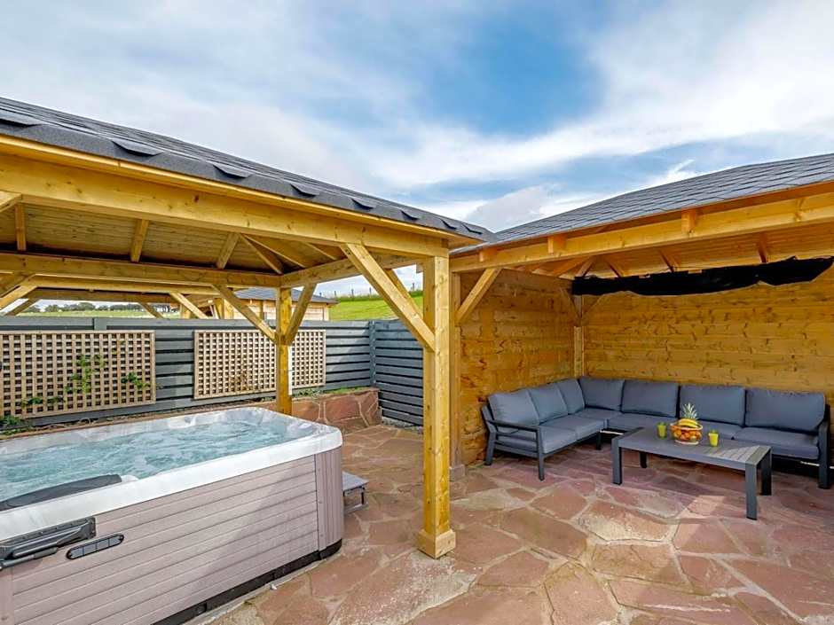 Westertonhill Lodges - Private Hot Tub Hire Available