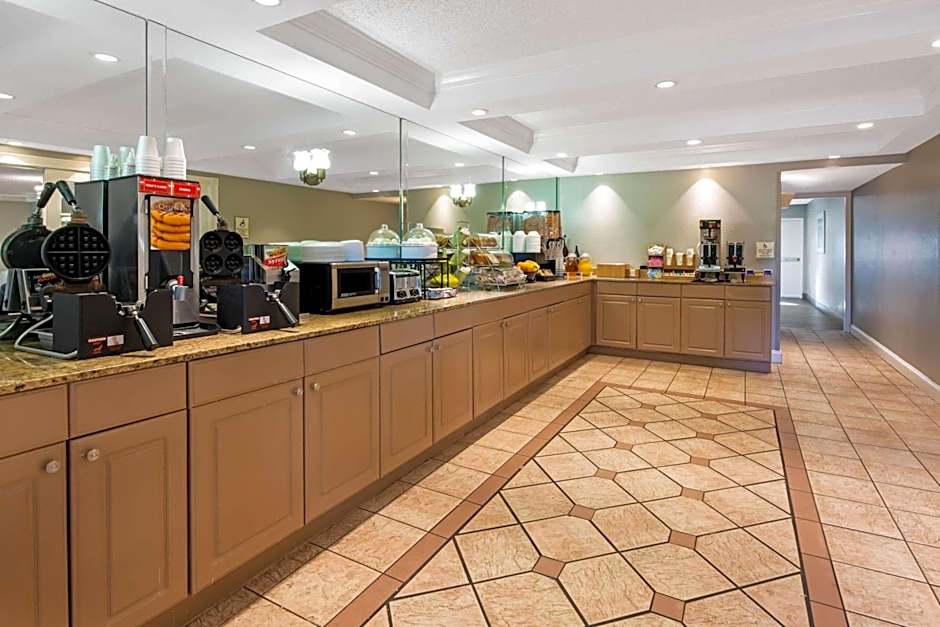 La Quinta Inn & Suites by Wyndham West Palm Beach - Florida Turn