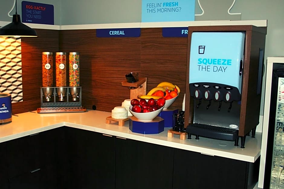 Holiday Inn Express Hotel & Suites Marina By IHG