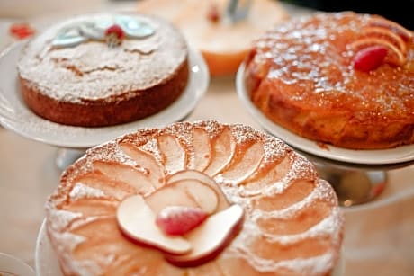 1 QUEEN BED,NSMK,SOFBD1,TRIPR