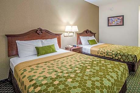 2 Queen Beds Smoking