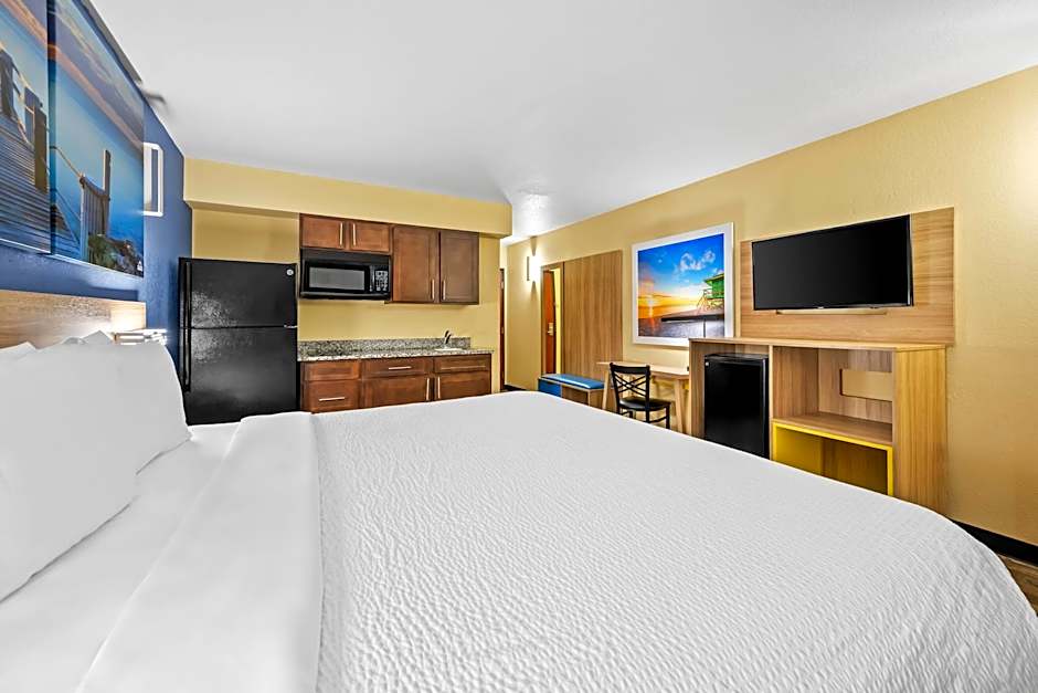 Photo 1 of 14 of Efficiency 1 King Bed