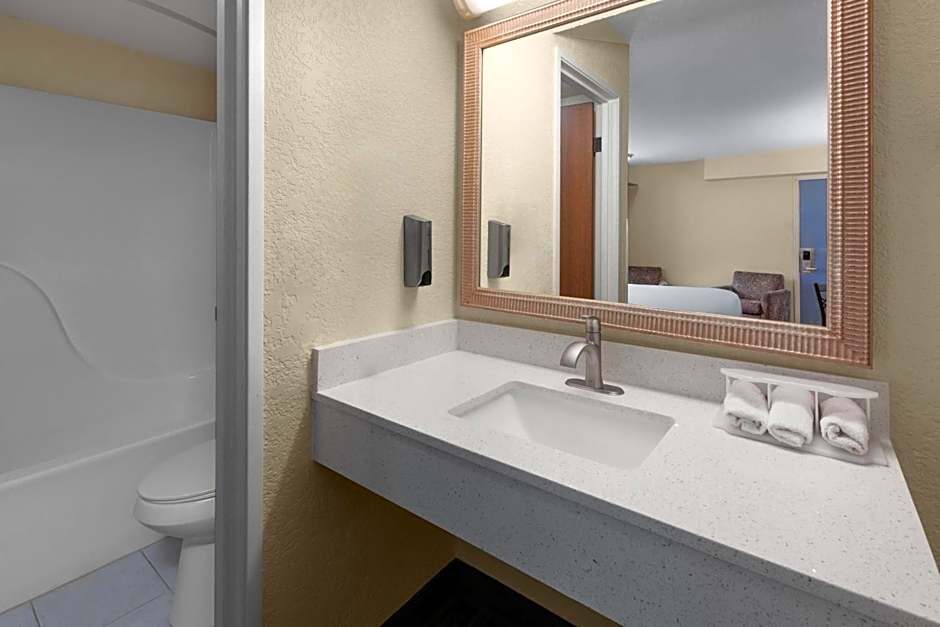 Days Inn by Wyndham Mackinaw City/Bridgeview Area