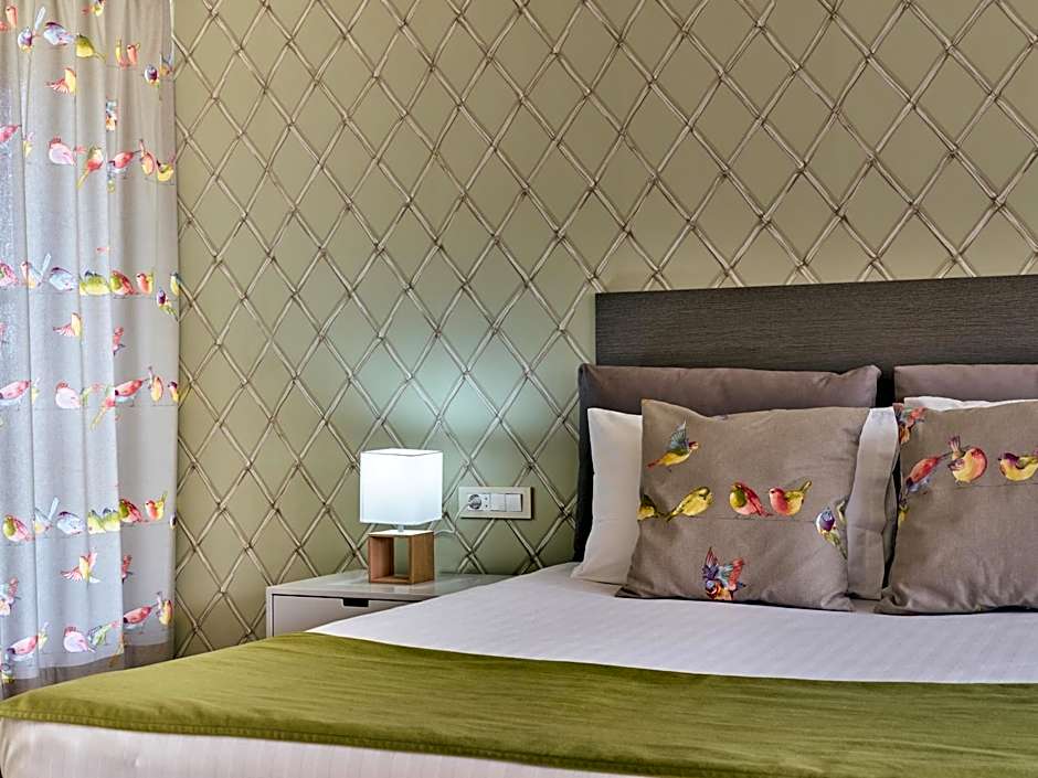 Koukounaria Hotel & Suites