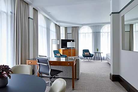 Junior Suite with City View, Executive Lounge Access