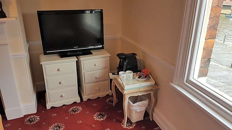 Lil's On The Waterfront