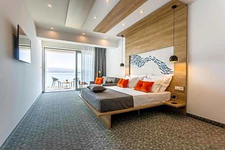 Deluxe room with balcony and sea view