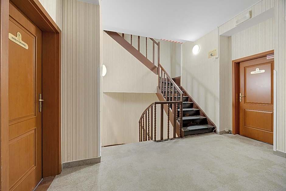 Hotel Reverie - Dependance, Check-in at Metropolitan Star