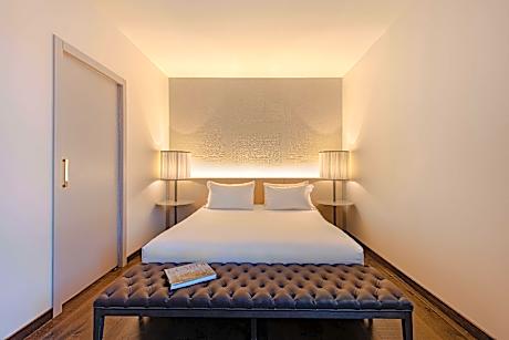1 King Bed Courtyard View