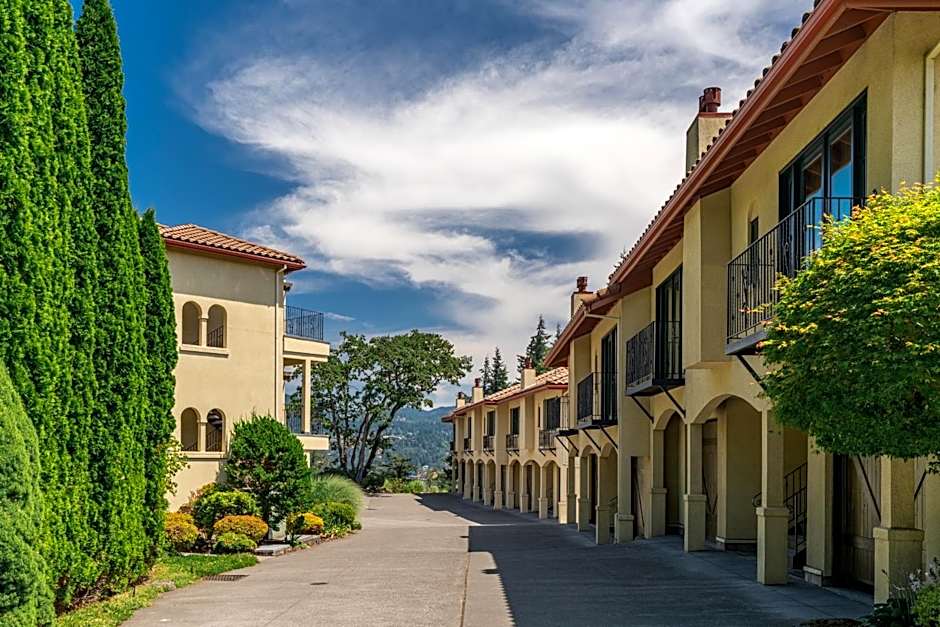 Columbia Cliff Villas
