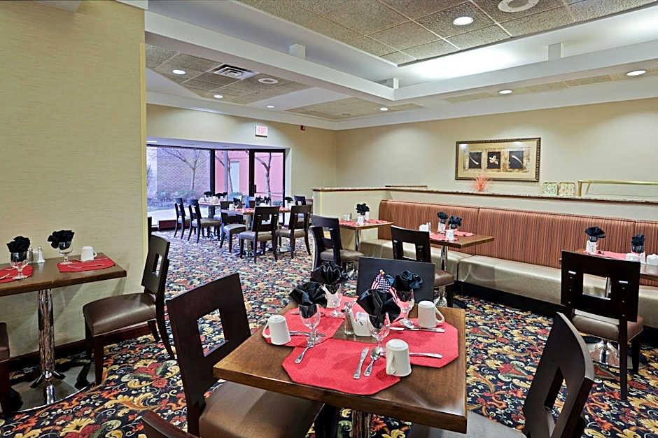 Hotel RL Cleveland Airport West