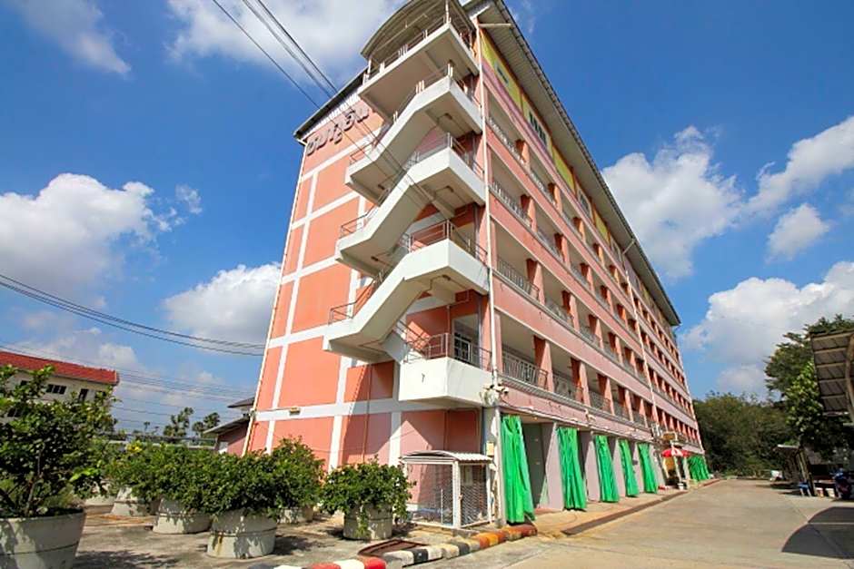 Chompoo Inn