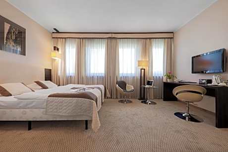 Deluxe Double Room (2 Adults + 1 Child)