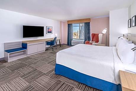 1 King Hearing Accessible Room With Shower