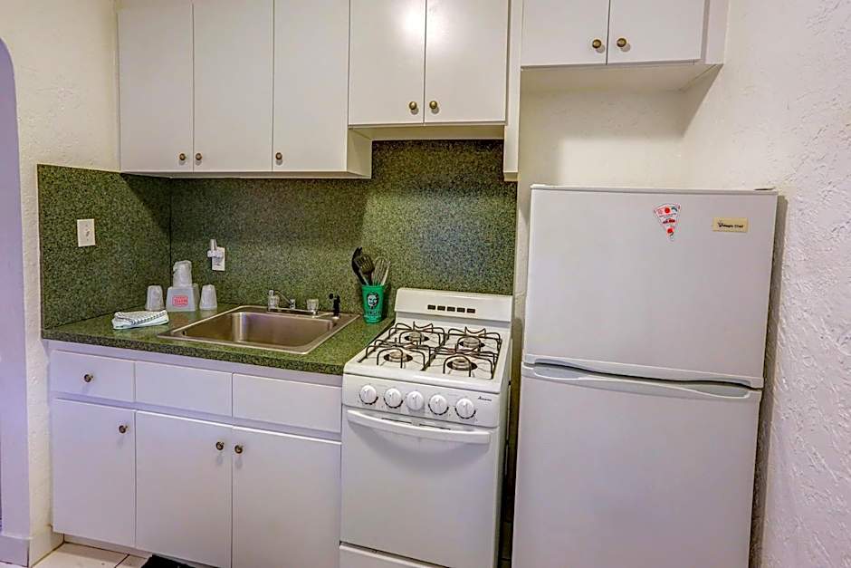 Richard's Motel Courtyard